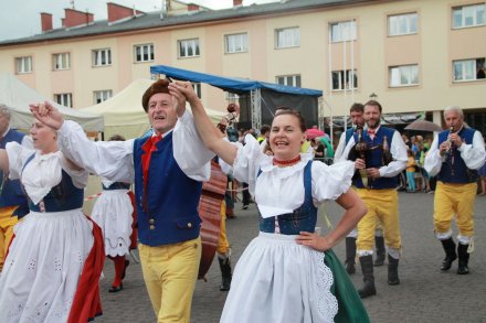 Barwny korowód z okazji TKB przeszedł przez Wisłę